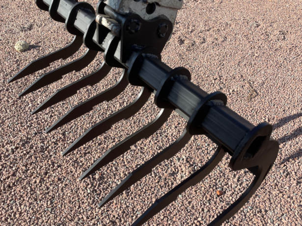 Godet Fourche Râteau pour Mini-Pelle 800 kg et 1 Tonne pour manipulation Fumier et Nivelage