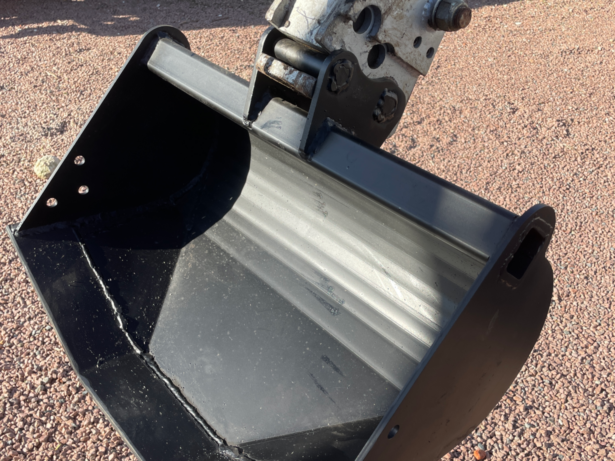 Godet rigole pour mini-pelles 800 kg et 1 Tonne pour drainage et nivelage